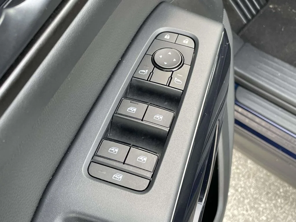 2025 Nissan Pathfinder SV - Photo 6