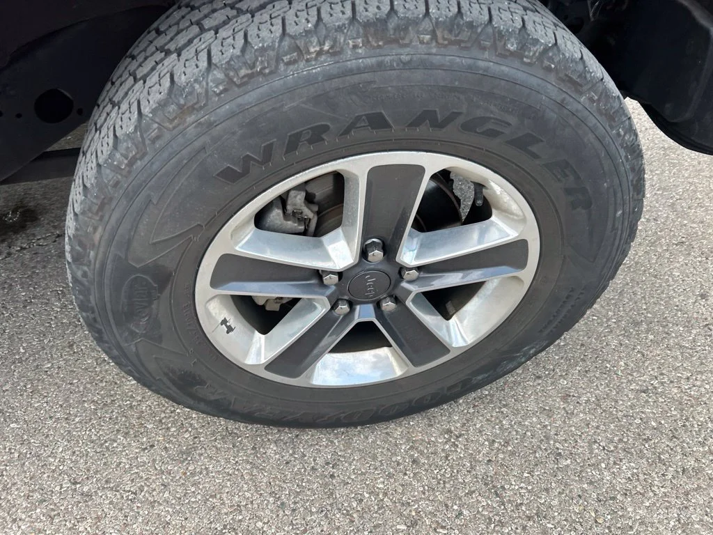 Used 2018 Punkn Metallic Clearcoat Jeep Unlimited Sahara image 15