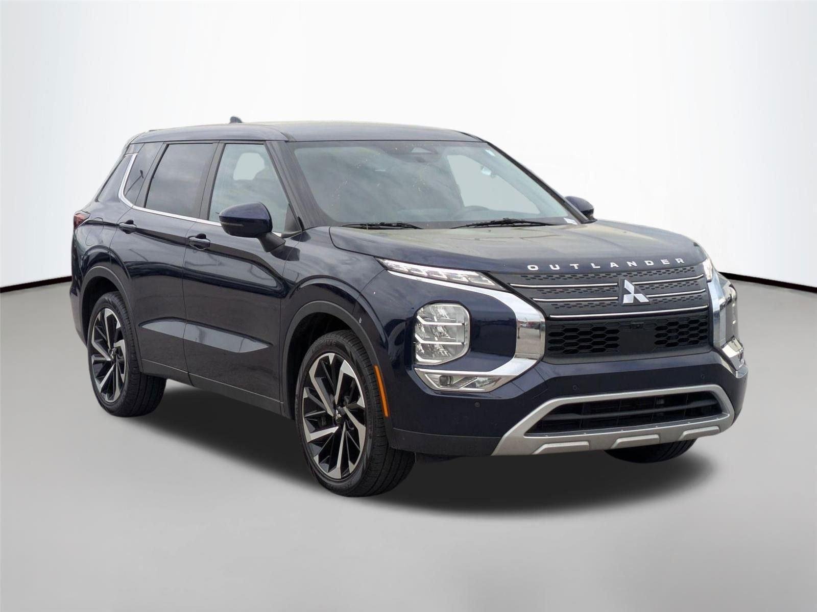Used 2023 Cosmic Blue Metallic Mitsubishi SE image 3
