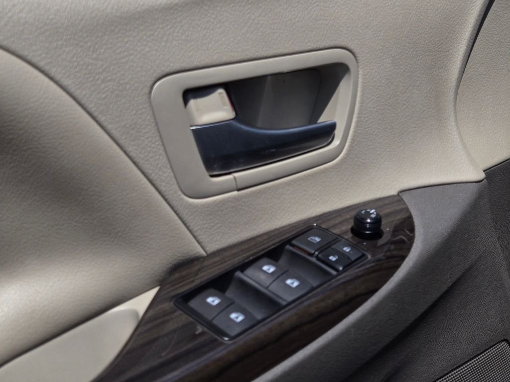 Used 2015 Black Toyota XLE image 21