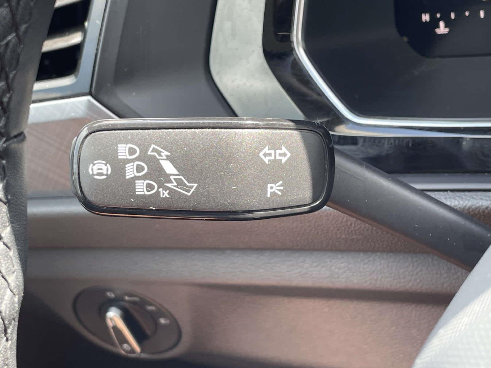 Used 2024 Pyrite Silver Metallic Volkswagen SE image 39