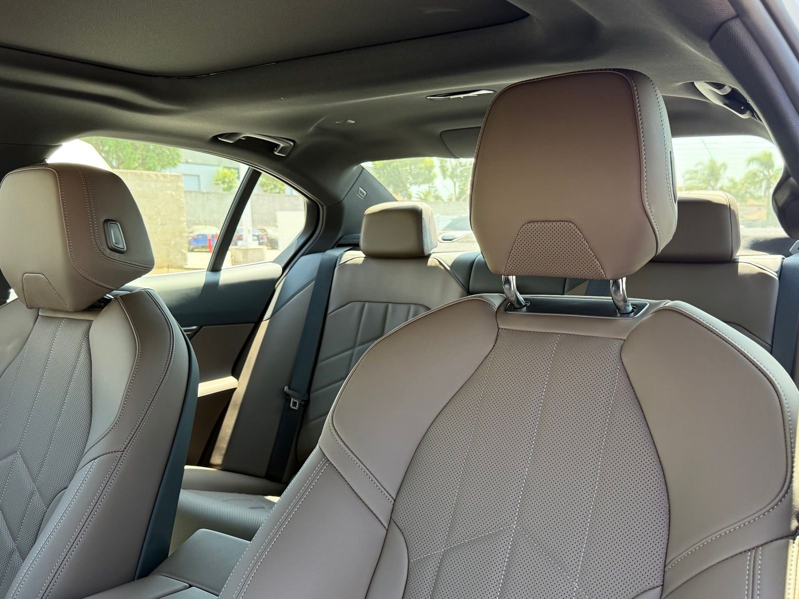New 2027 Mineral White Metallic BMW 530i xDrive image 22