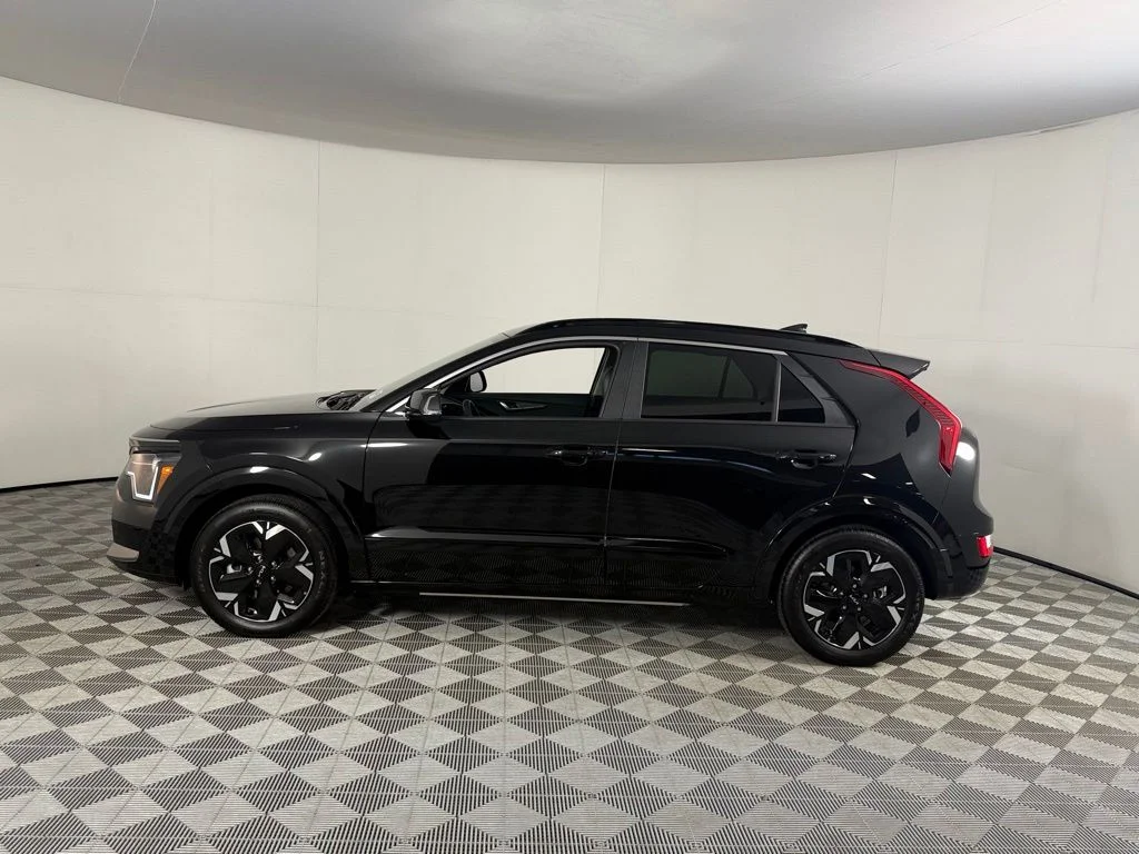 Used 2025 Black Kia Wind image 11