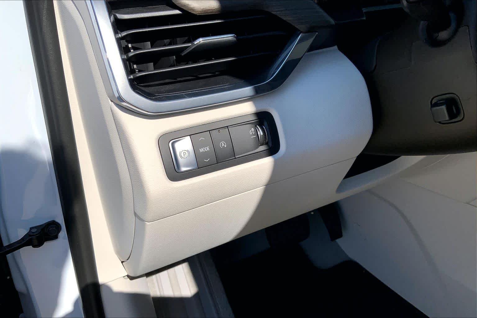Used 2026 Glacier White Tricoat GMC FWD Denali image 36