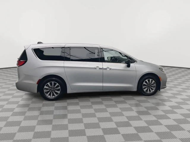 Used 2024 Silver Mist Clearcoat Chrysler Hybrid Select image 40