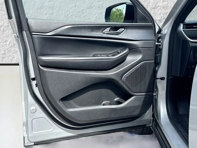 Used 2024 Silver Zynith Jeep Altitude image 20