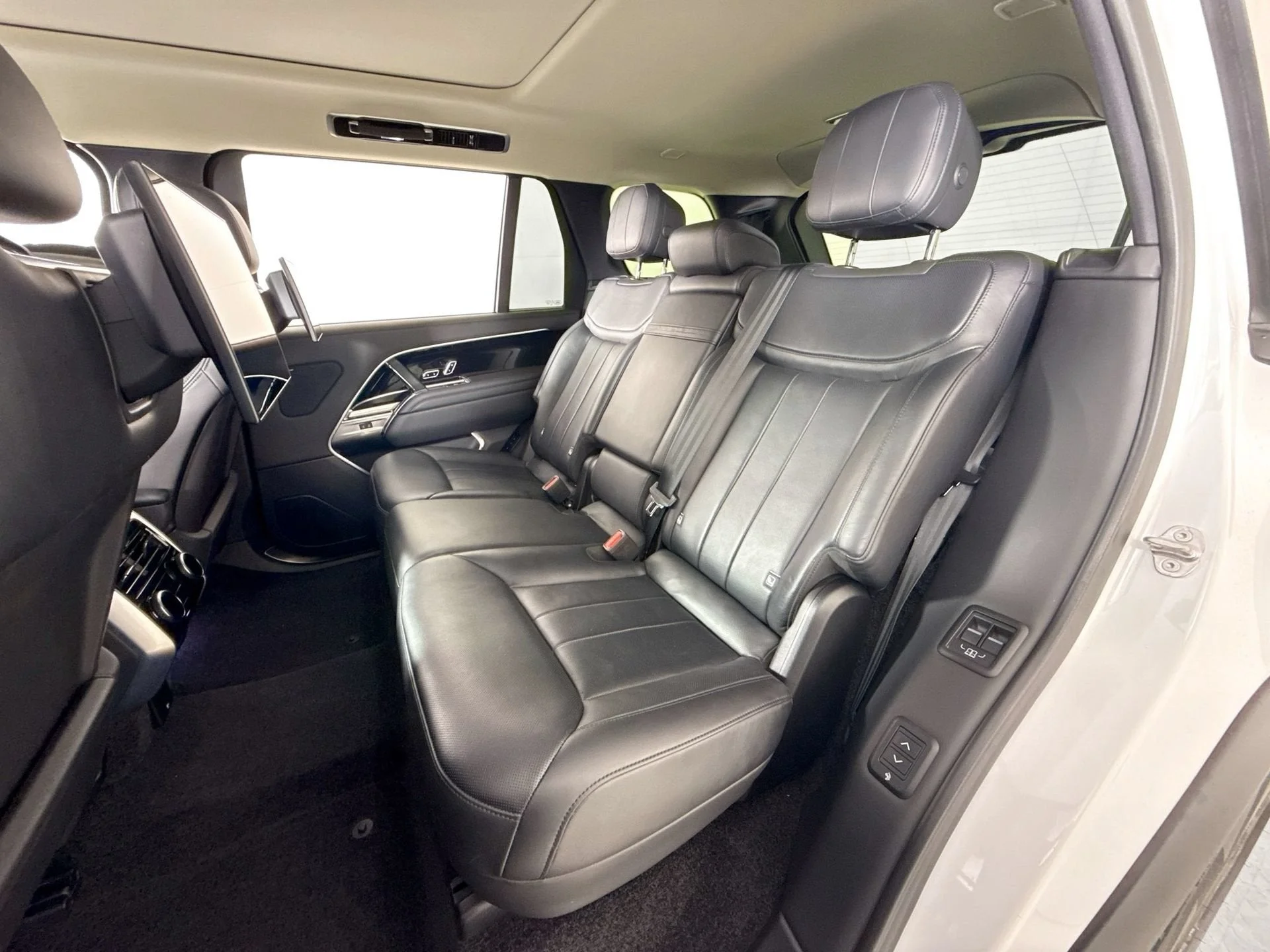 Used 2024 Fuji White Land Rover SE W/REAR DVD image 19