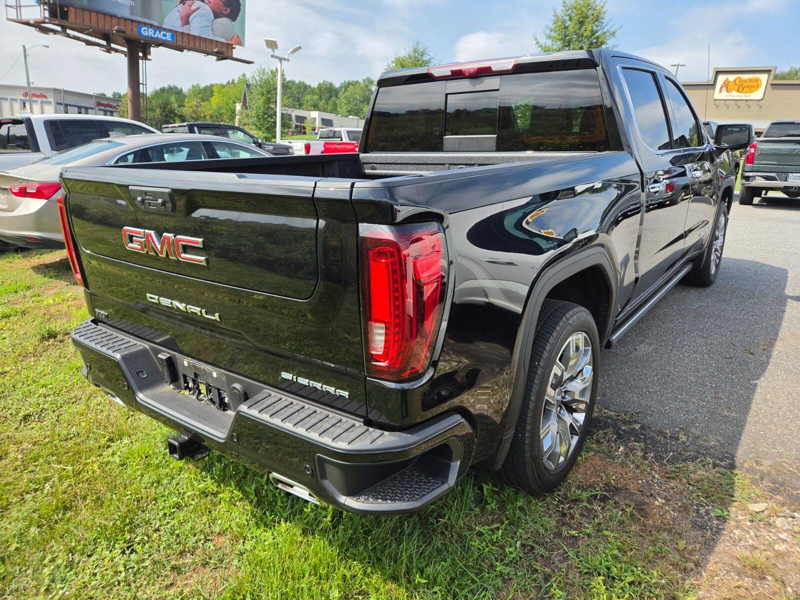 Used 2025 Onyx Black GMC Denali image 7