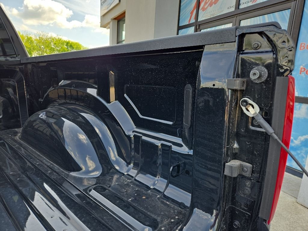 New 2026 Diamond Black Crystal Pearl-Coat Exterior Paint RAM Tradesman image 26