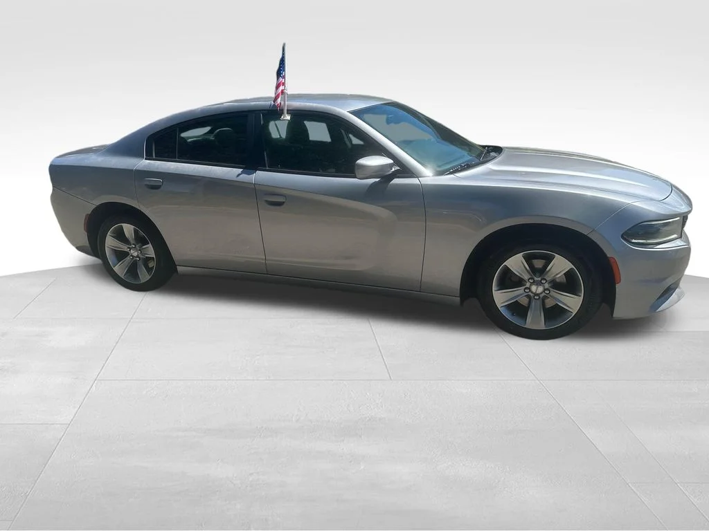 Used 2018 Silver Dodge V6 image 32