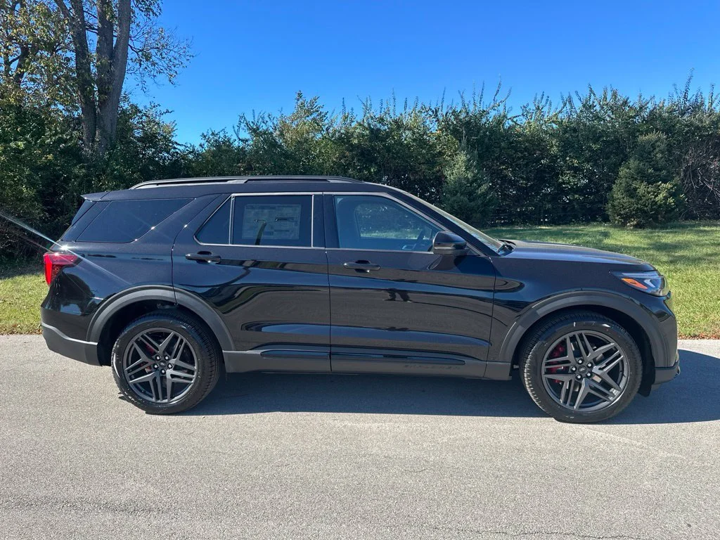 New 2027 Agate Black Metallic Ford ST image 8