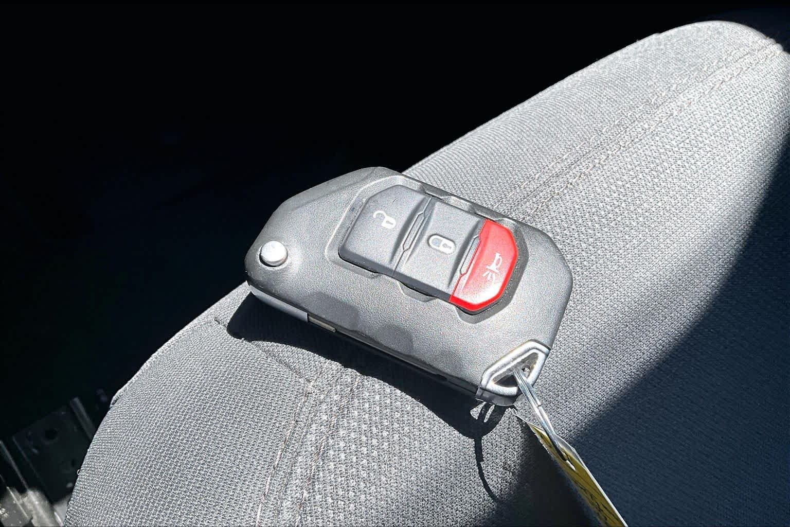 Used 2023 Granite Crystal Metallic Clearcoat Jeep Willys image 11