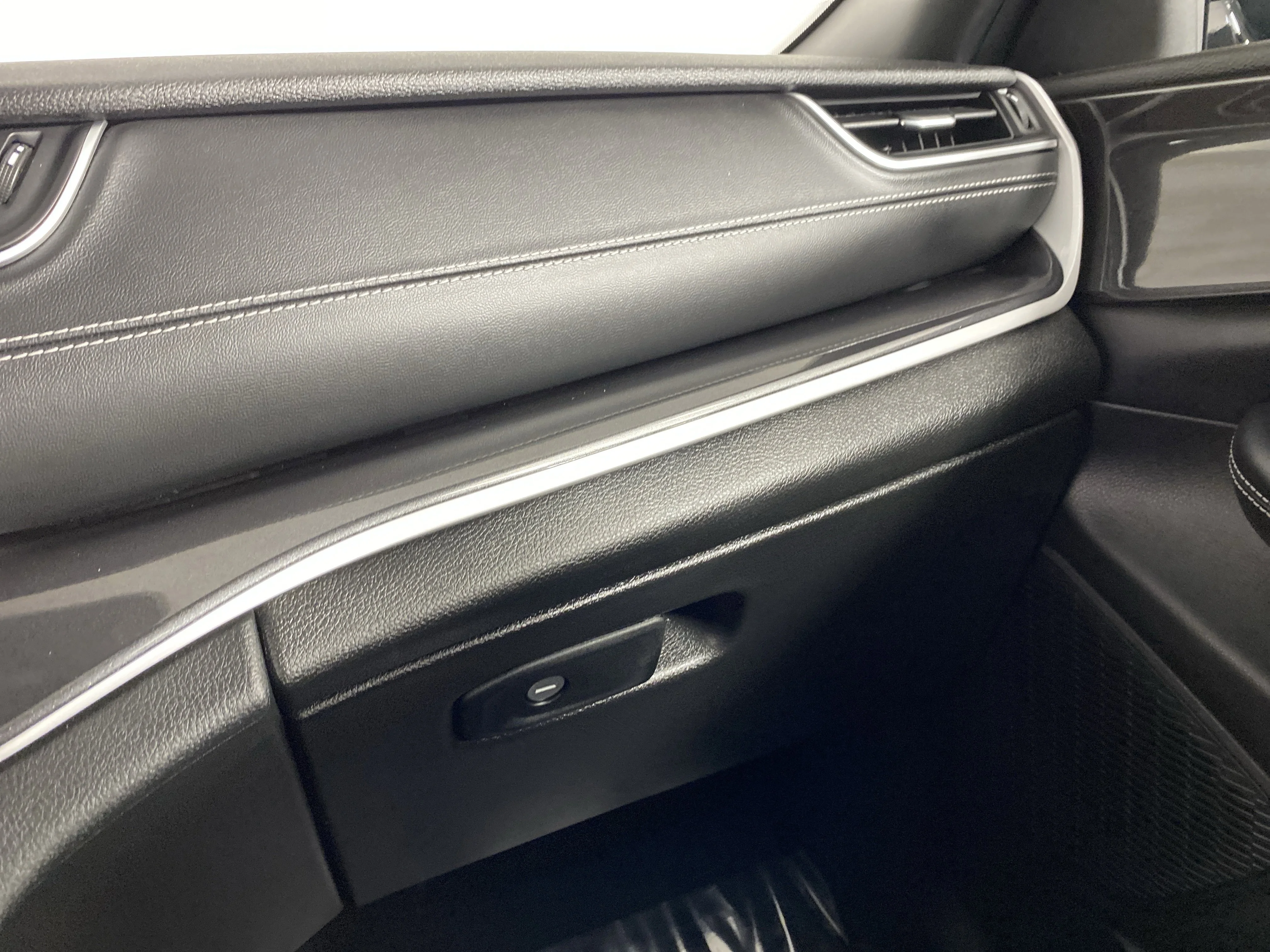 Used 2023 Diamond Black Crystal Pearlcoat Jeep Altitude image 31
