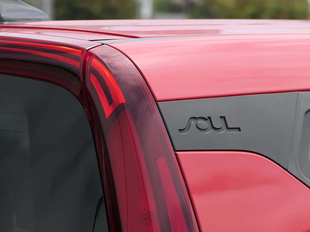 Used 2022 Inferno Red Kia LX image 5