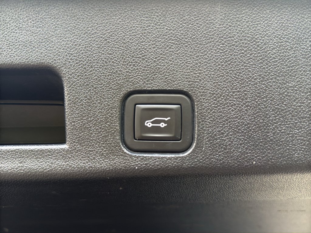 Used 2025 Sterling Metallic GMC AWD Elevation image 16