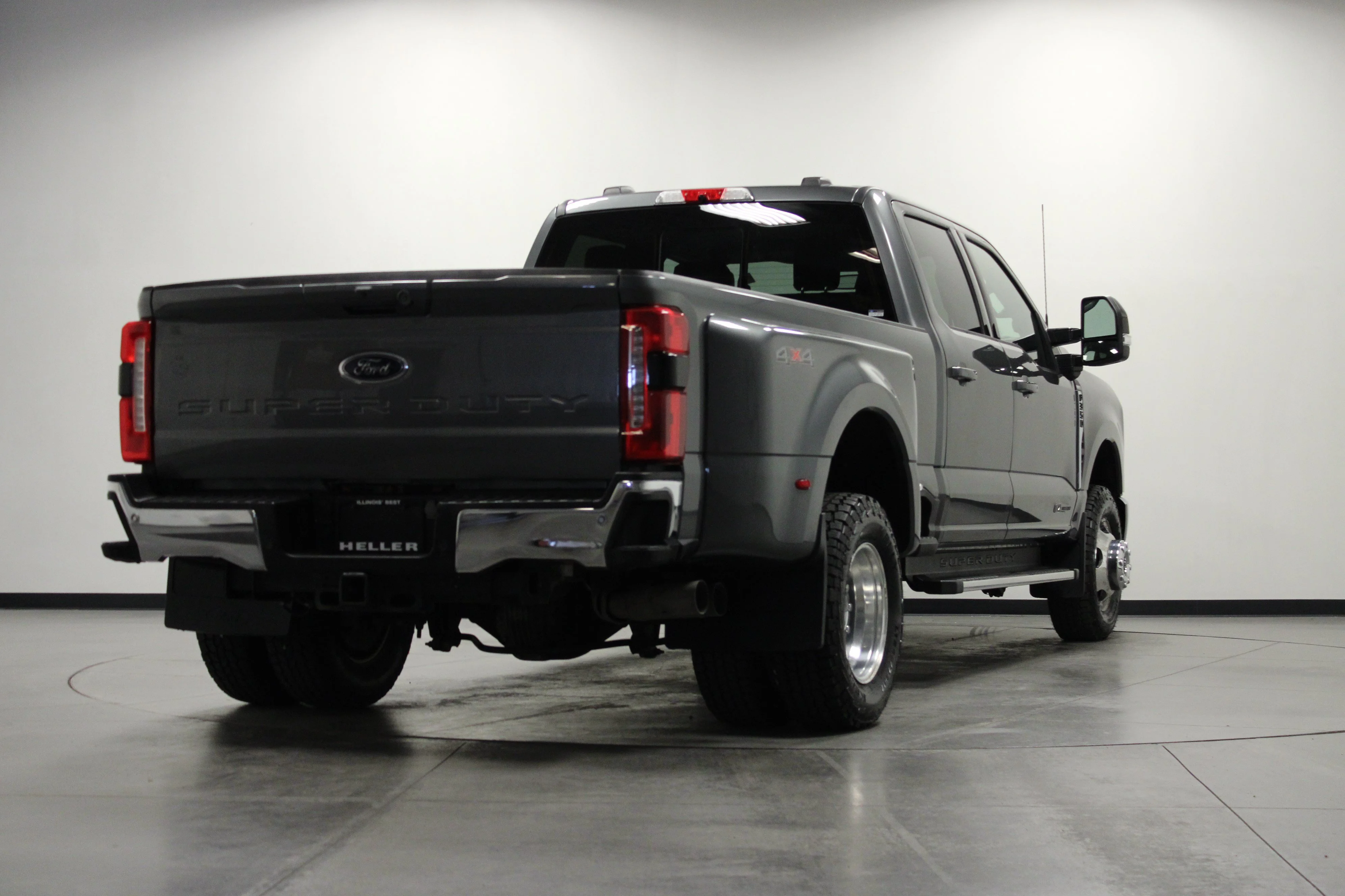 Used 2023 Carbonized Gray Metallic Ford LARIAT image 4