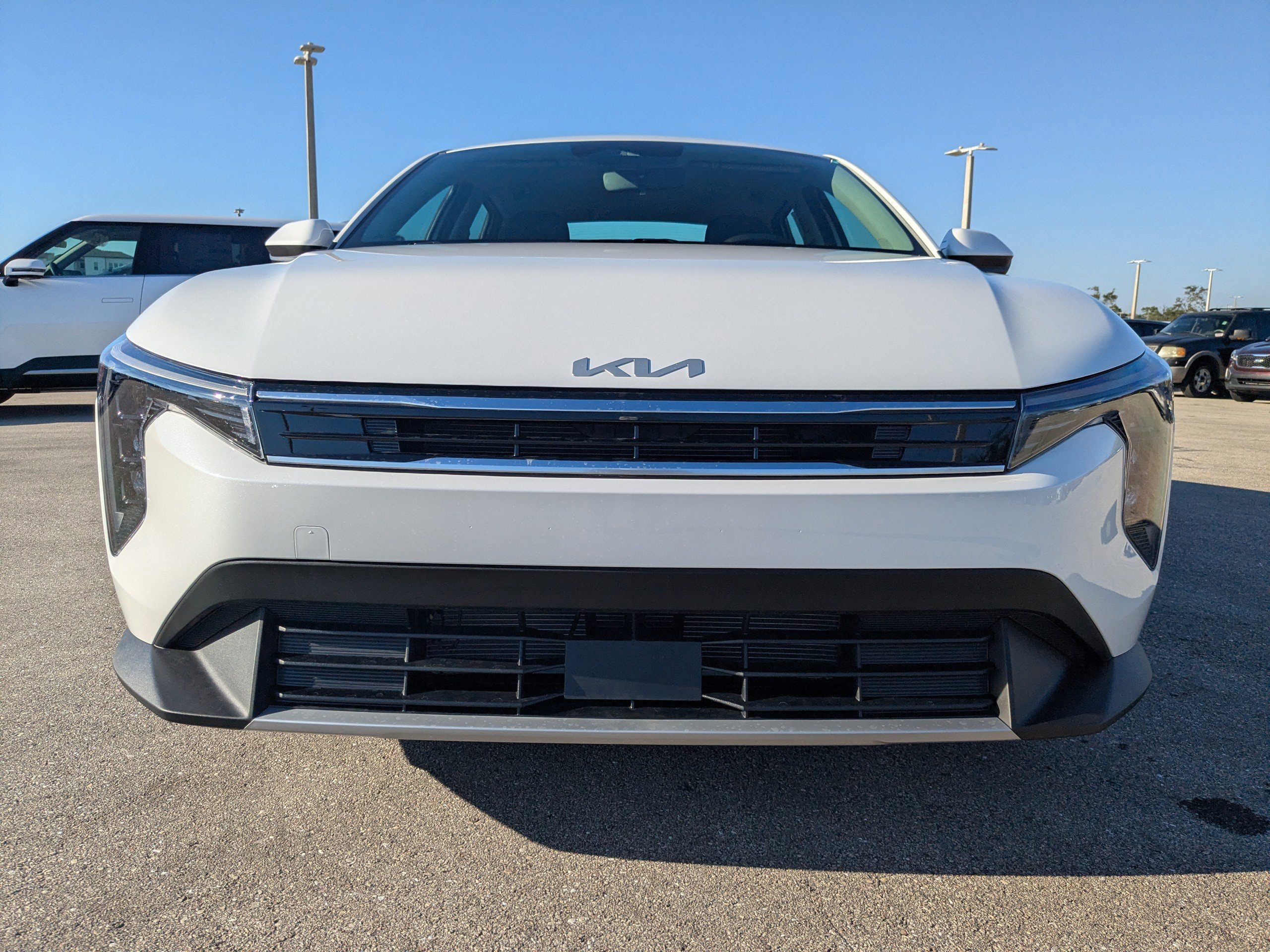 New 2025 Snow White Pearl Kia EX image 3