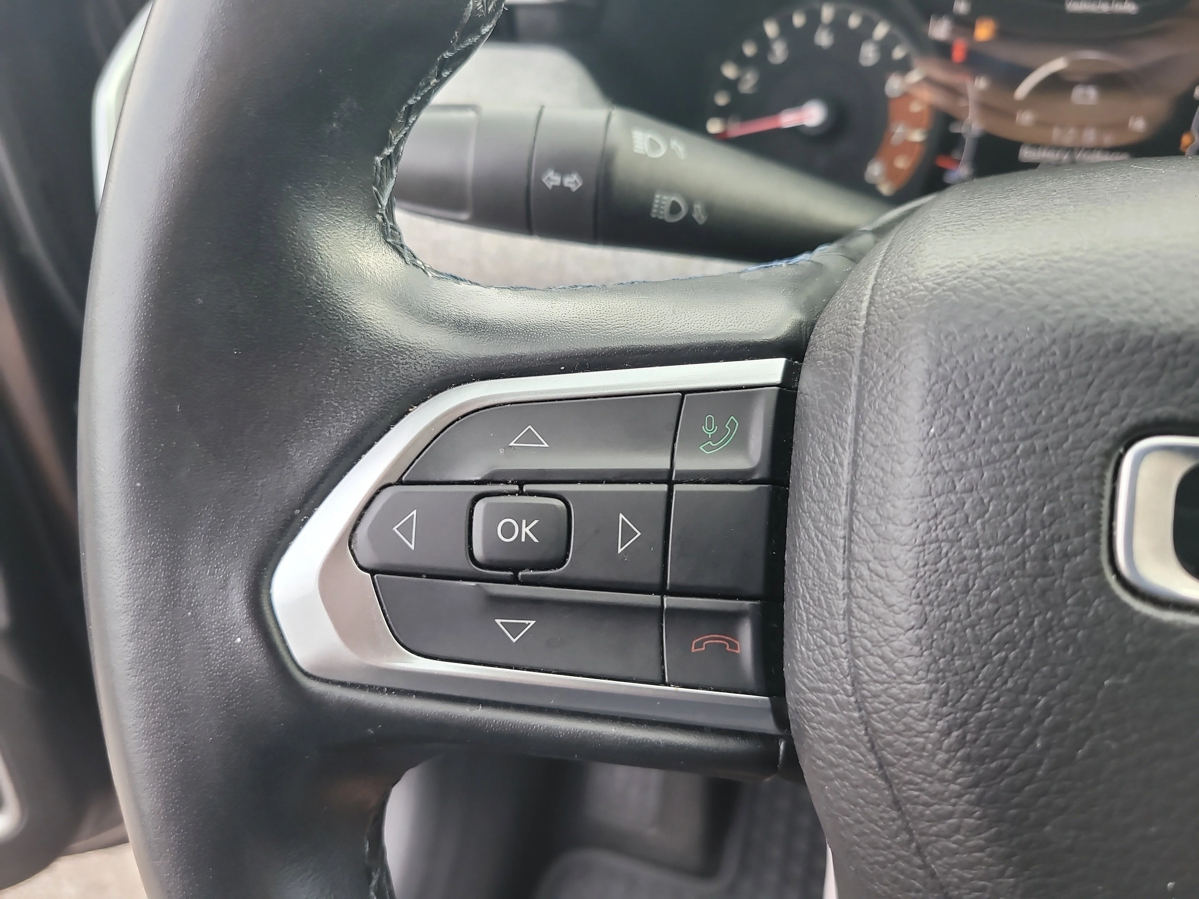 Used 2022 Granite Crystal Metallic Clearcoat Jeep Latitude image 26