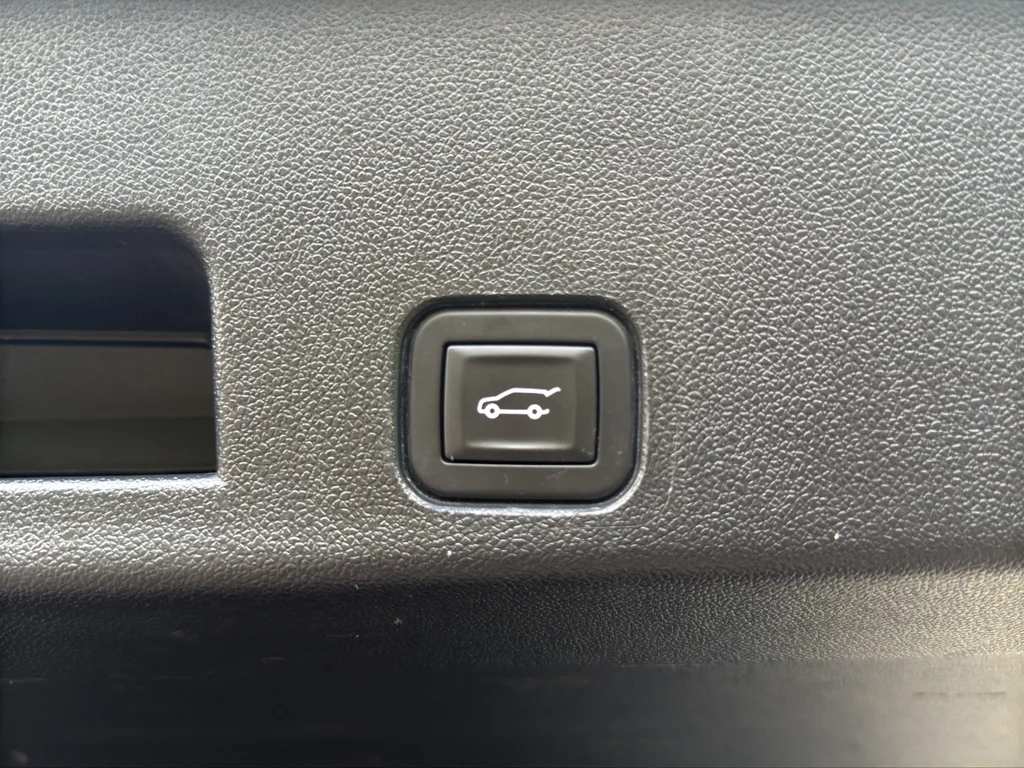 Used 2025 Sterling Metallic GMC AWD Elevation image 16
