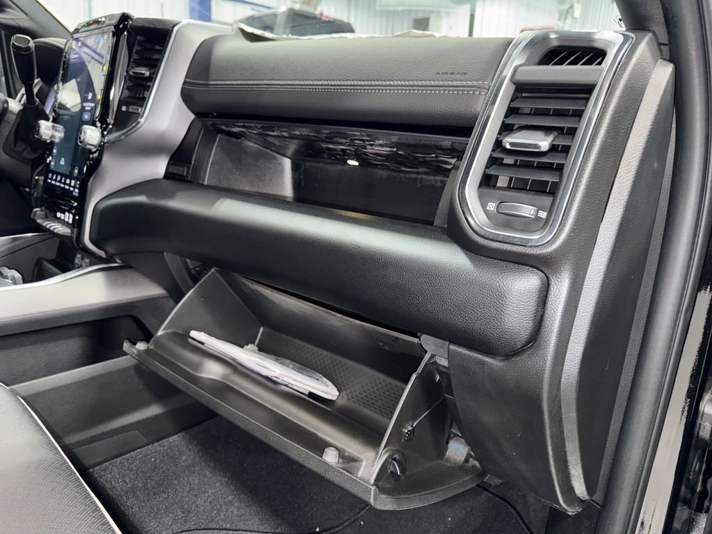 New 2025 Diamond Black Crystal Pearl-Coat Exterior Paint RAM Laramie image 17
