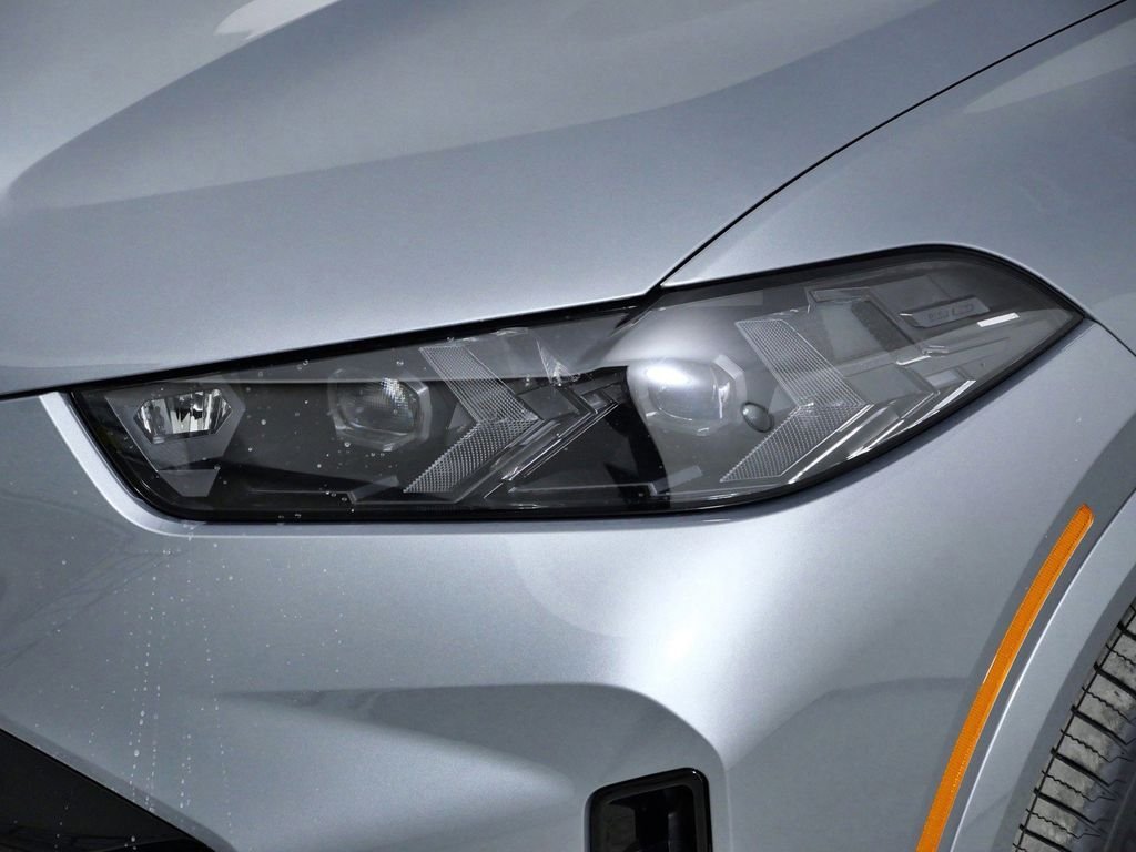 Used 2026 Skyscraper Grey Metallic BMW xDrive40i image 4