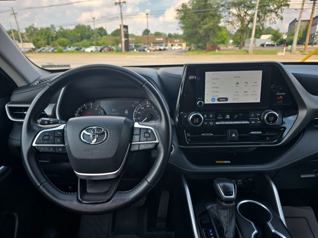 Used 2025  Toyota XLE image 14