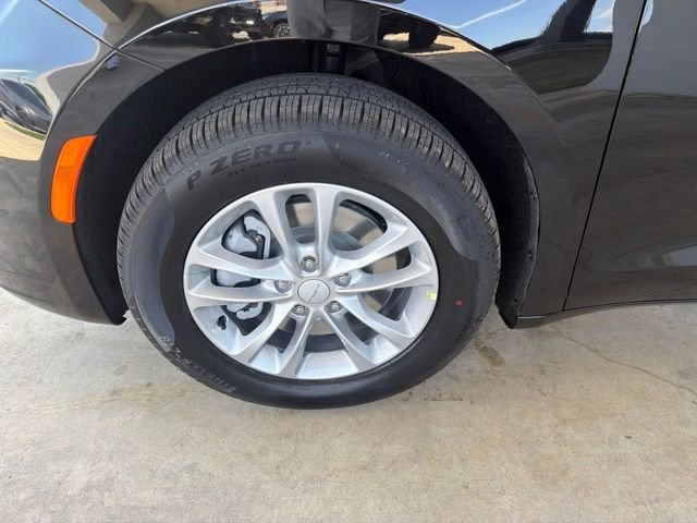 New 2027 Diamond Black Crystal Pearl-Coat Exterior Paint Chrysler Select image 10