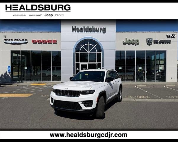 New 2026 Bright White Clear-Coat Exterior Paint Jeep Laredo image 1