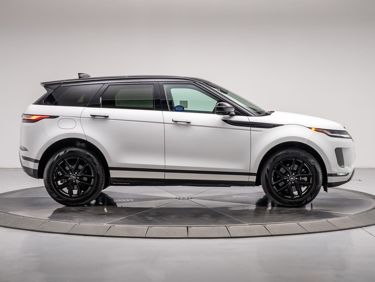 Certified Used 2025 Fuji White Land Rover Core S image 6