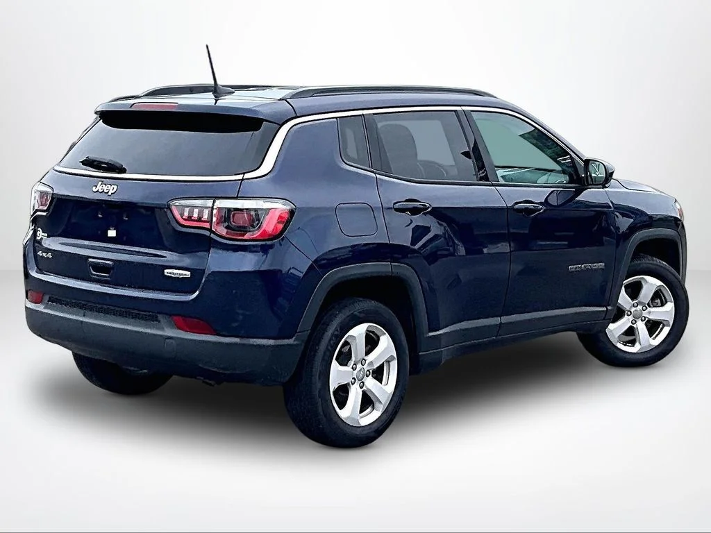 Used 2019 Blue Jeep Latitude image 3