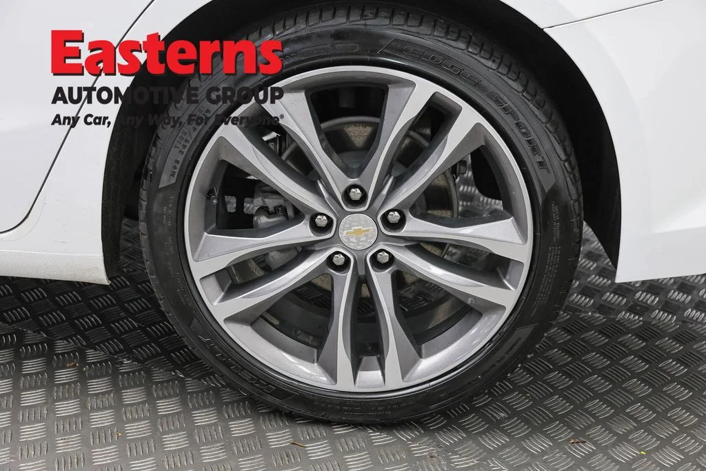 Used 2024 White Chevrolet LT image 35