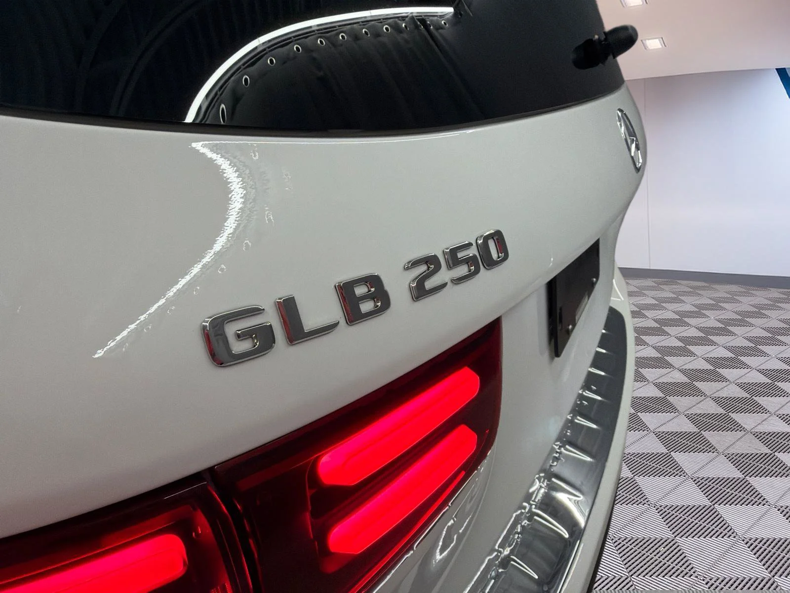 Used 2026 White Mercedes-Benz GLB 250 image 25