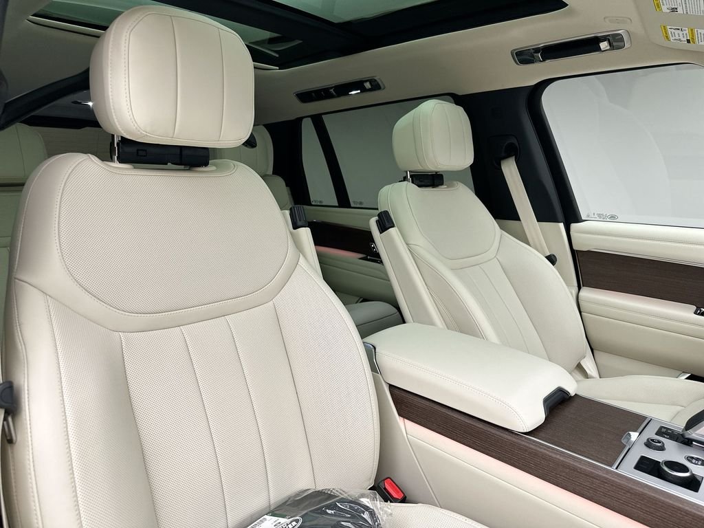 New 2027 Santorini Black Metallic Land Rover SE image 6