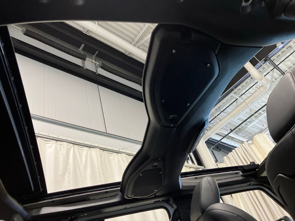 New 2026 Bright White Clear-Coat Exterior Paint Jeep Rubicon X image 24