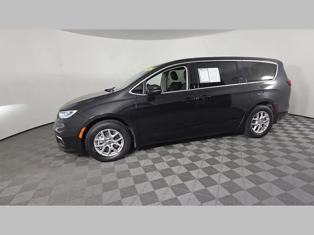 Used 2023 Brilliant Black Crystal Pearlcoat Chrysler Touring L image 46