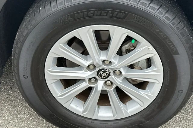 Used 2024 White Toyota XLE image 3