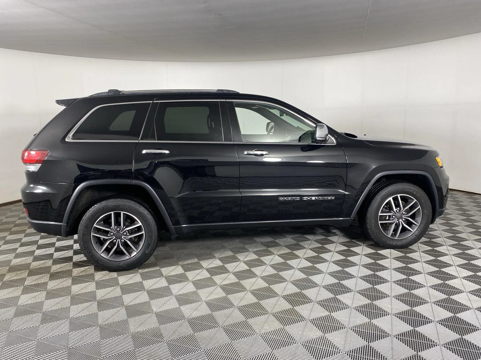 Used 2020 Diamond Black Crystal Pearlcoat Jeep Limited image 8