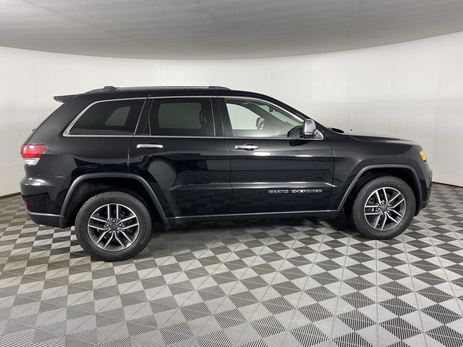 Used 2020 Diamond Black Crystal Pearlcoat Jeep Limited image 8