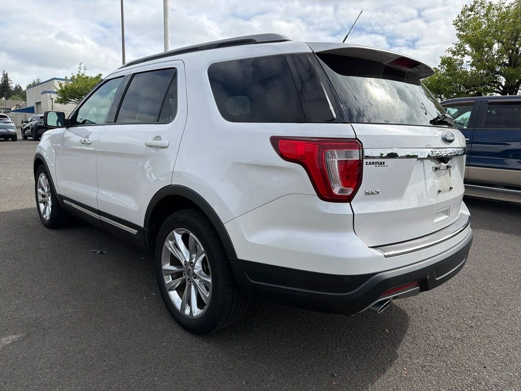 Used 2018 White Platinum Clearcoat Metallic Ford XLT image 3
