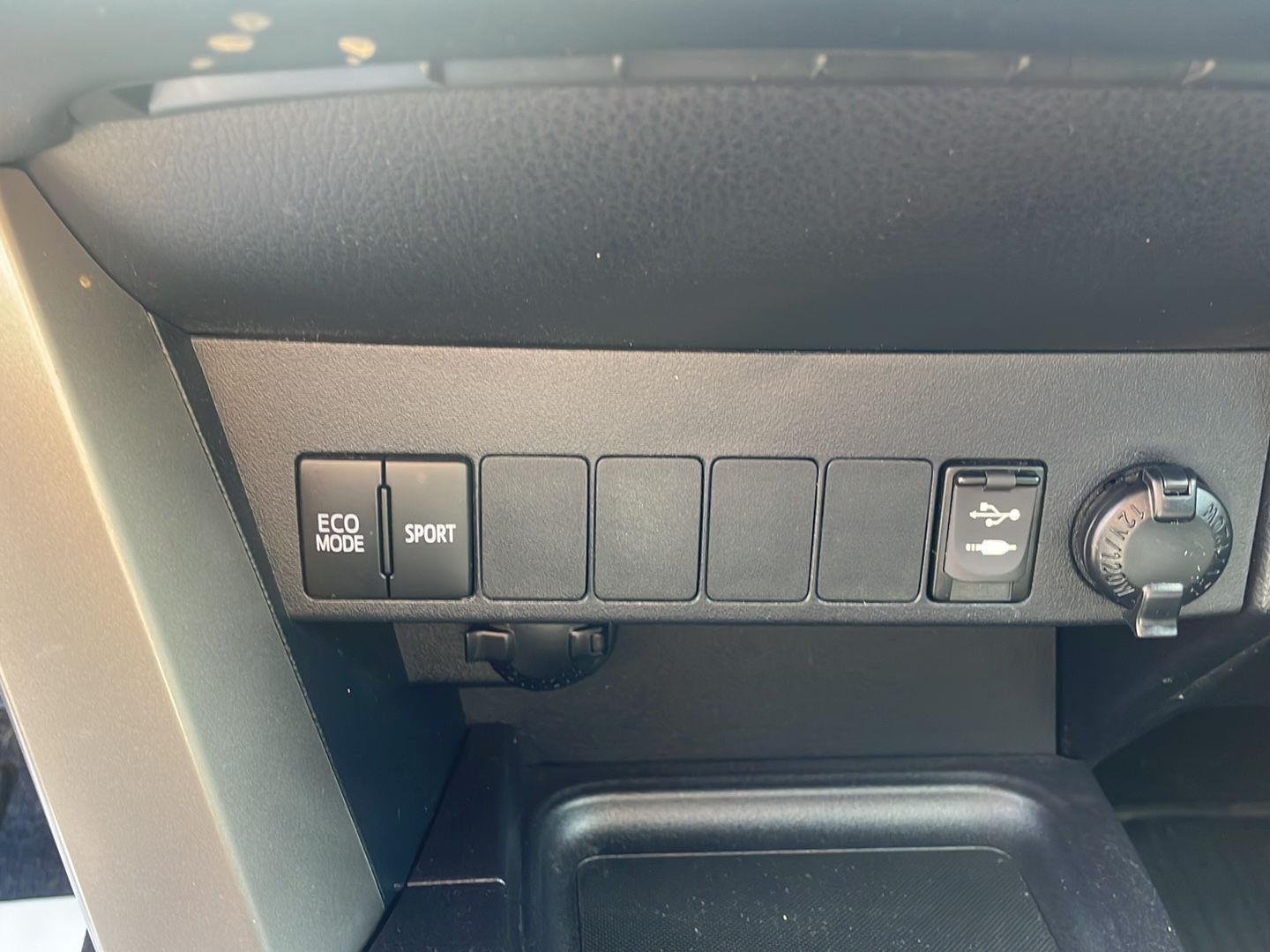 Used 2018 Silver Sky Metallic Toyota XLE image 18