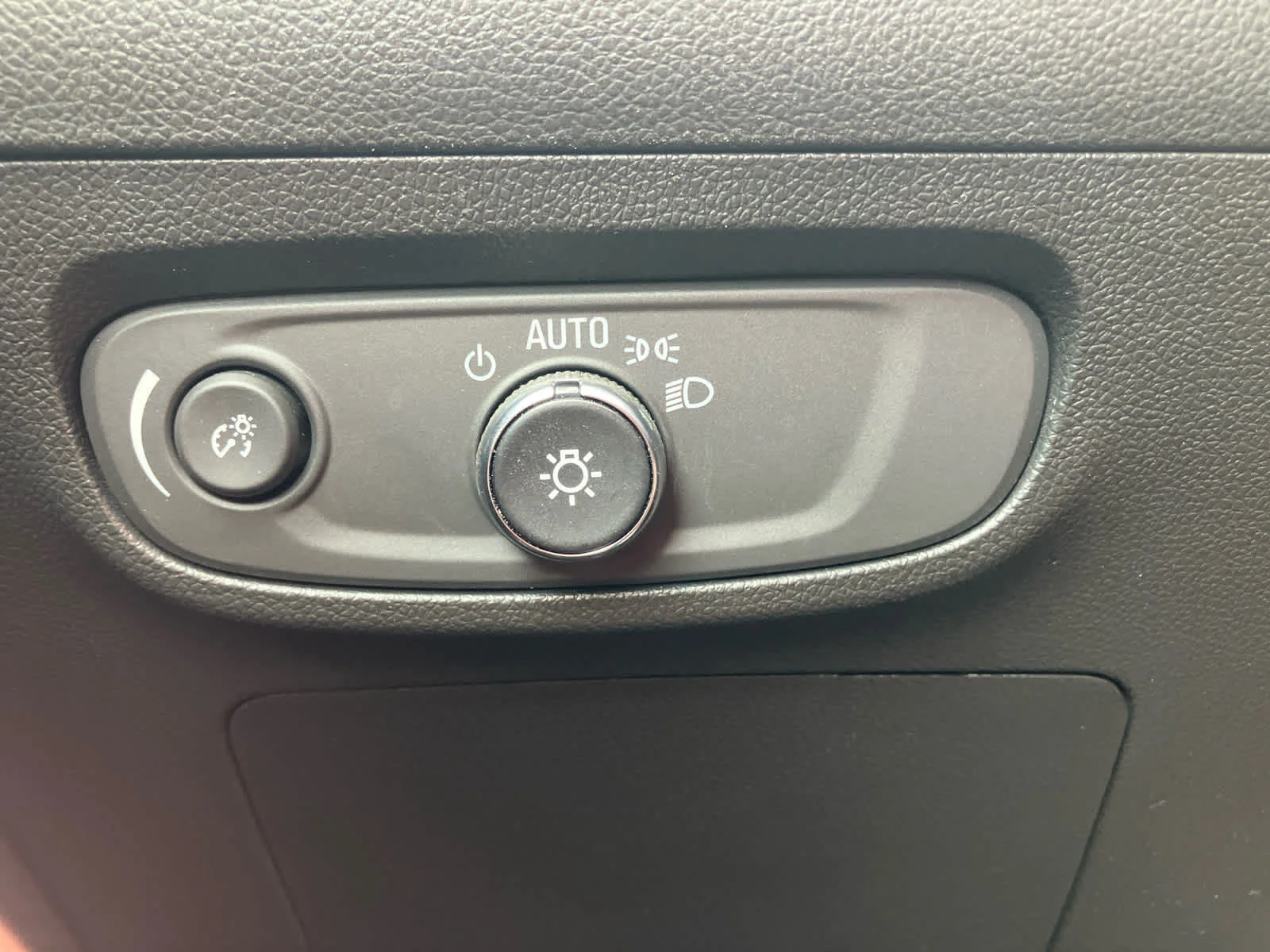 Used 2025 Ebony Twilight Metallic Buick Avenir image 15