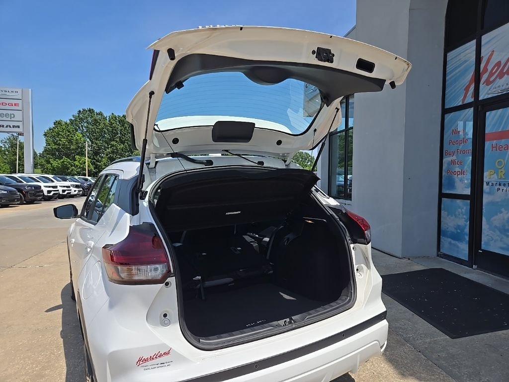 Used 2024 White Nissan SR image 76