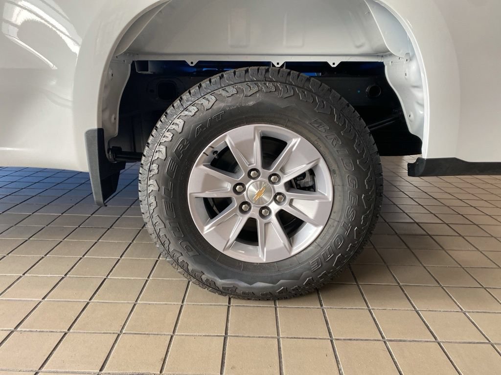 New 2026 Summit White Chevrolet WT image 17