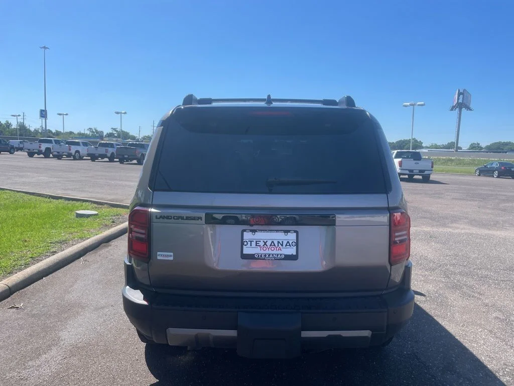 Used 2025  Toyota Base image 6