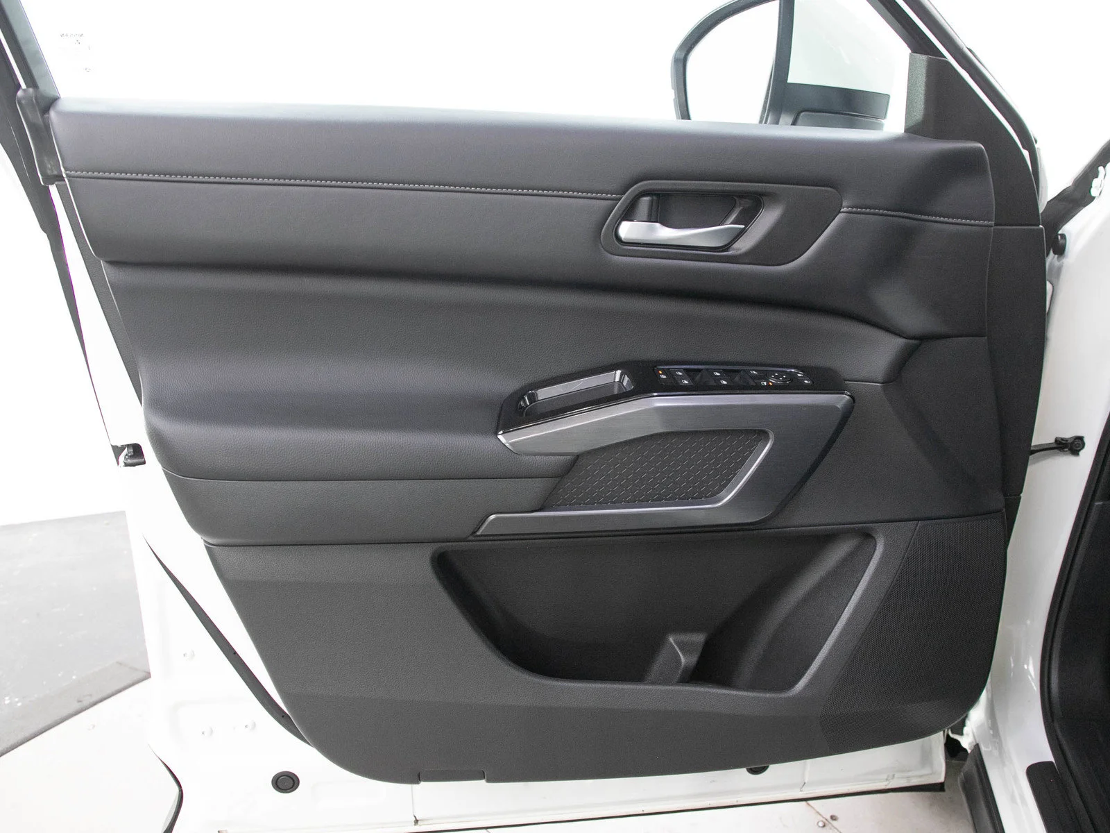 Used 2023 Pearl White Tricoat Nissan SL image 23