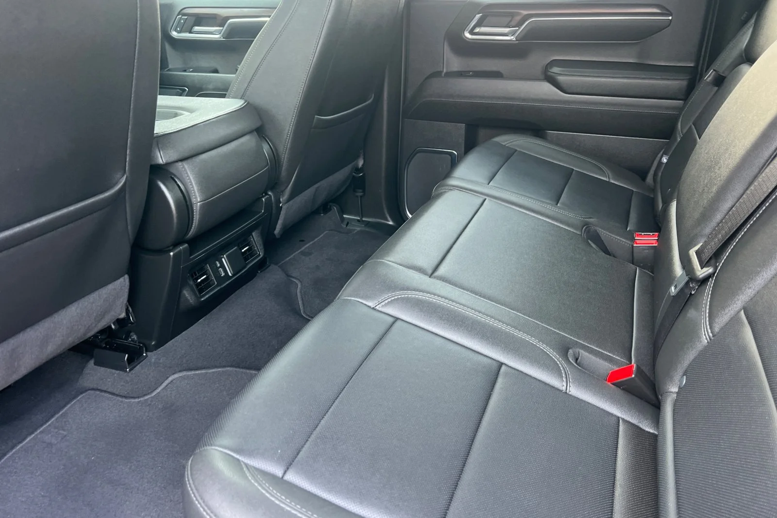 Used 2024 Downpour Metallic GMC SLT image 12