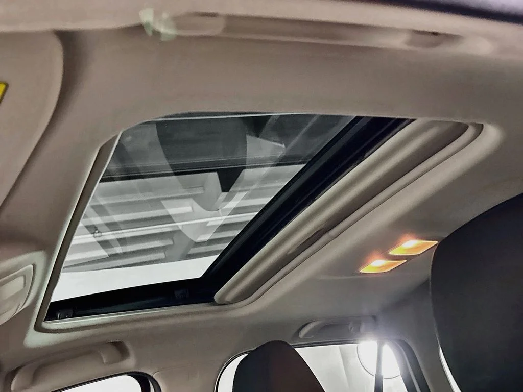 Used 2013 White Mazda Touring image 18