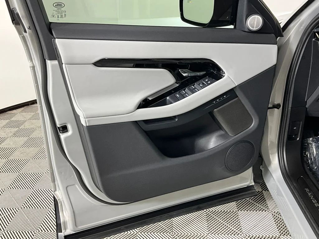 Used 2026 Seoul Pearl Silver Metallic Land Rover Dynamic image 18