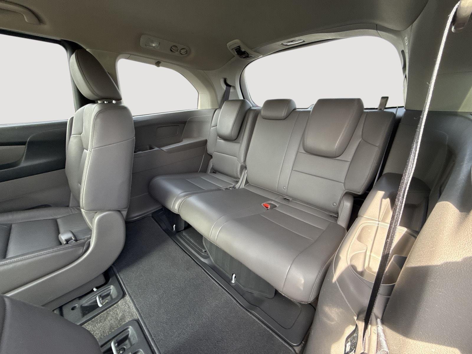 Used 2013 Alabaster Silver Metallic Honda EX-L image 24