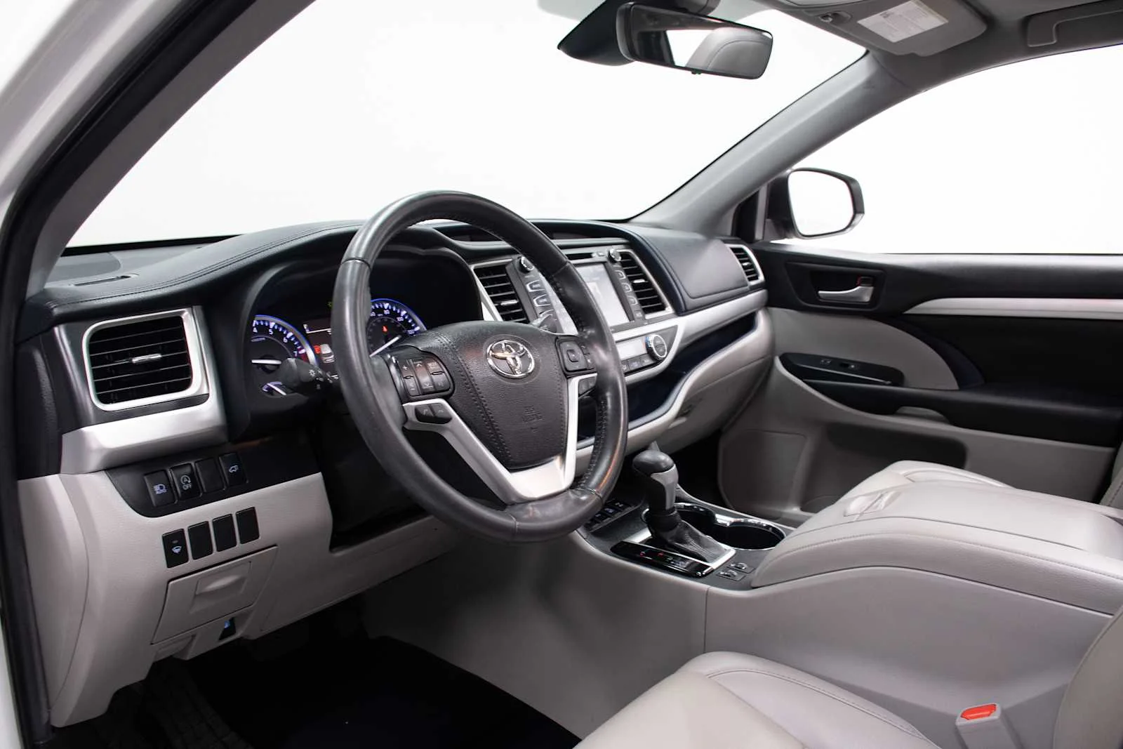 Used 2019 Blizzard Pearl Toyota XLE image 12